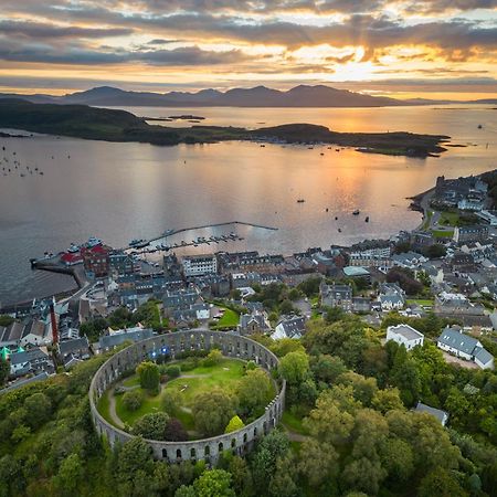 Oban Youth Hostel Kültér fotó Fort Belanabubble, overlooking the town of Portree