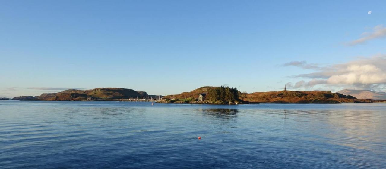 Oban Youth Hostel Kültér fotó View of the island