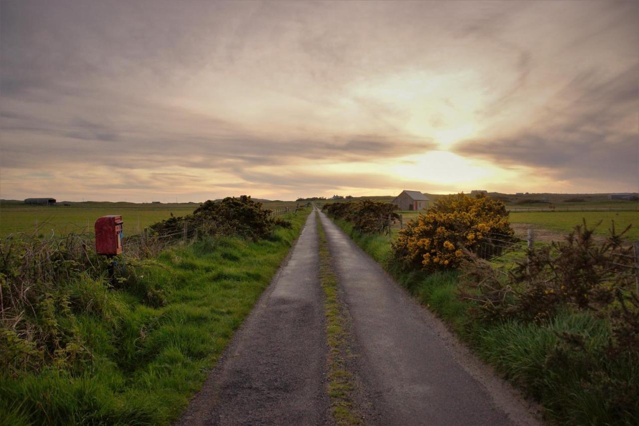 Oban Youth Hostel Kültér fotó Sunset over the bog road