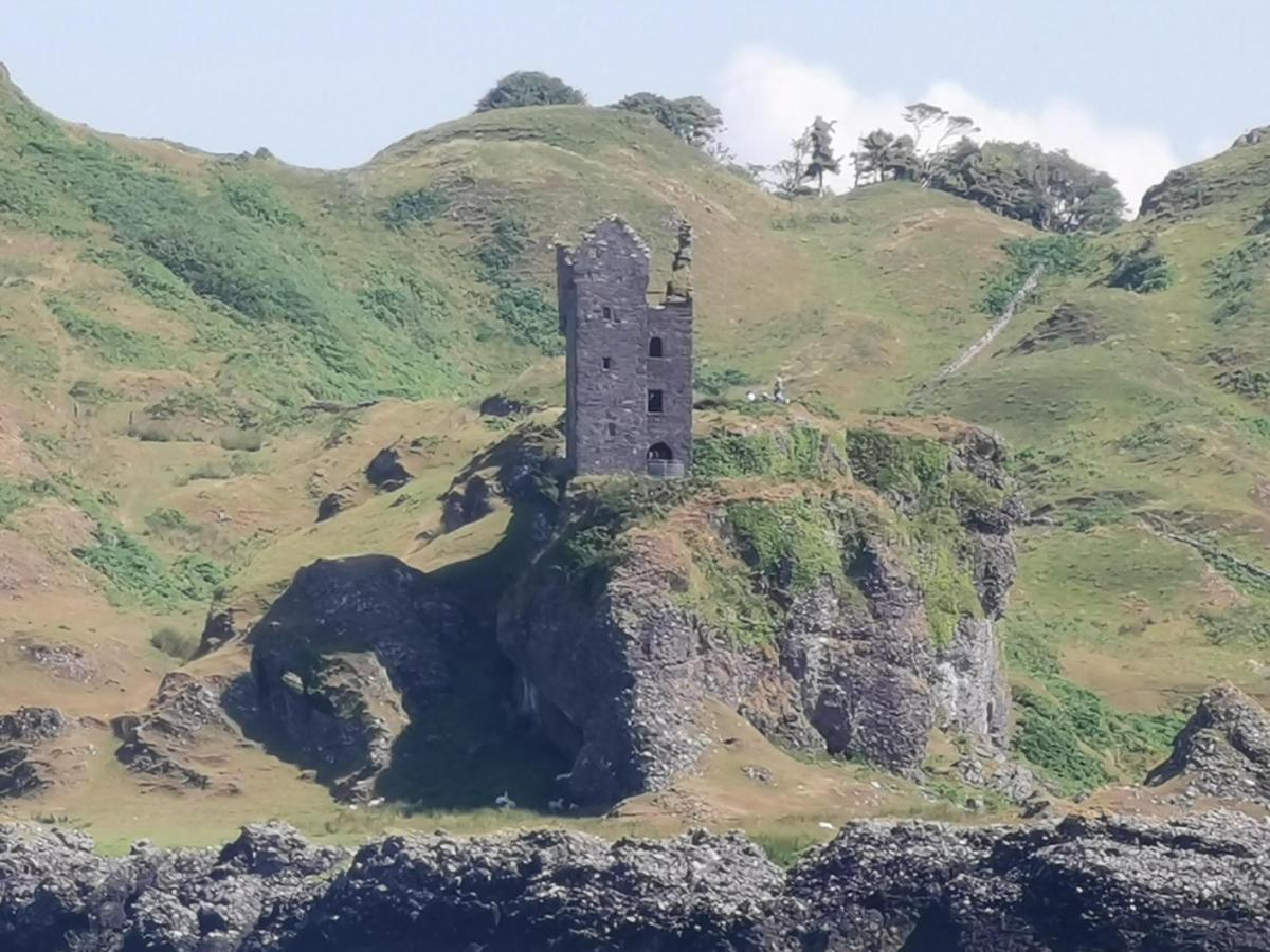 Oban Youth Hostel Kültér fotó The remains of the castle