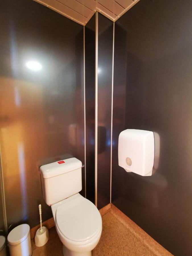Oban Youth Hostel Kültér fotó A toilet and a hand dryer in a train