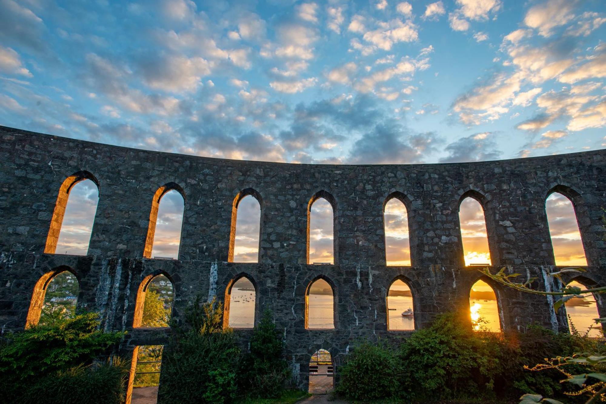 Oban Youth Hostel Kültér fotó The 18th-century Romanesque style of the Amoreiras Aqueduct