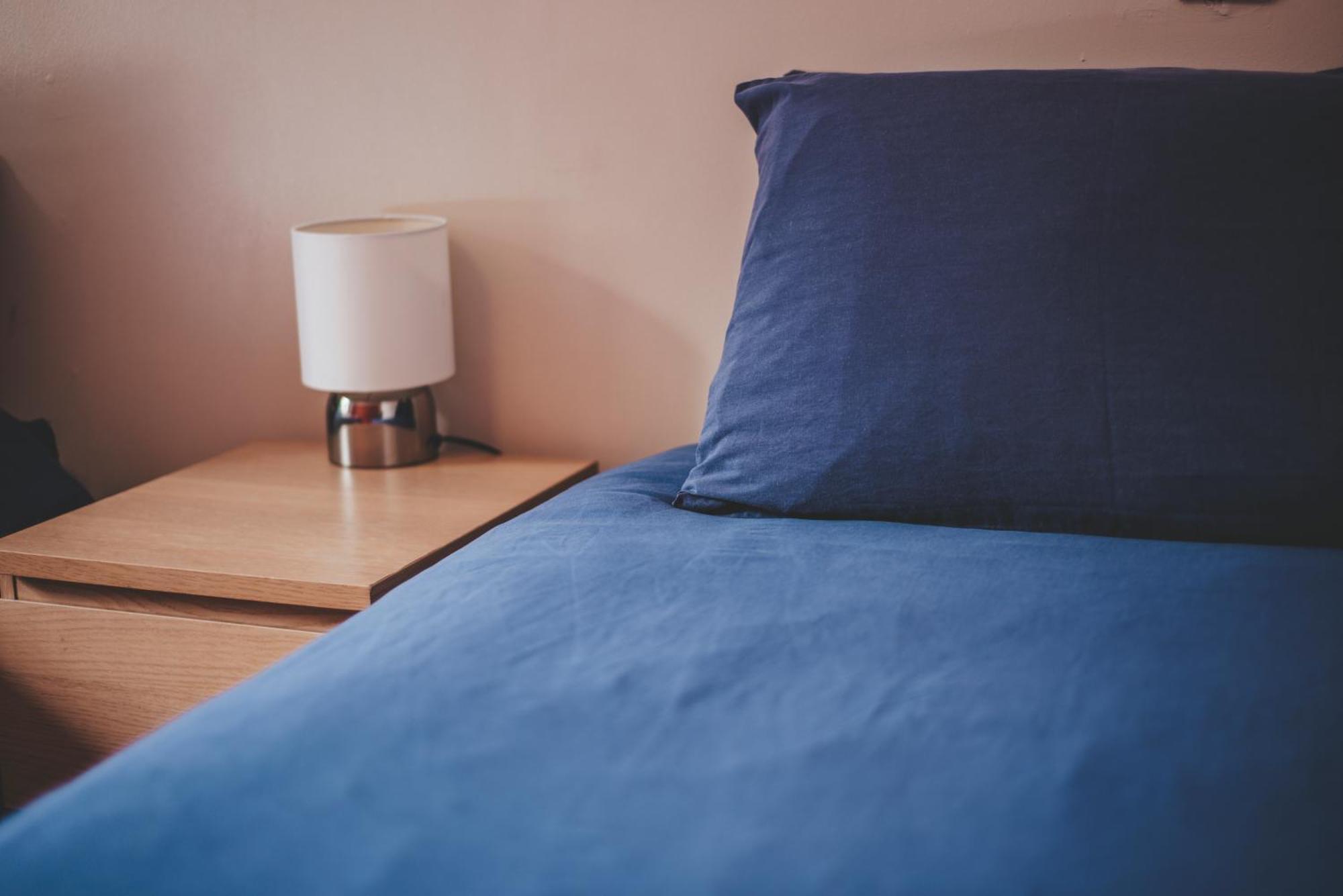 Oban Youth Hostel Kültér fotó A bed with a blue sheet