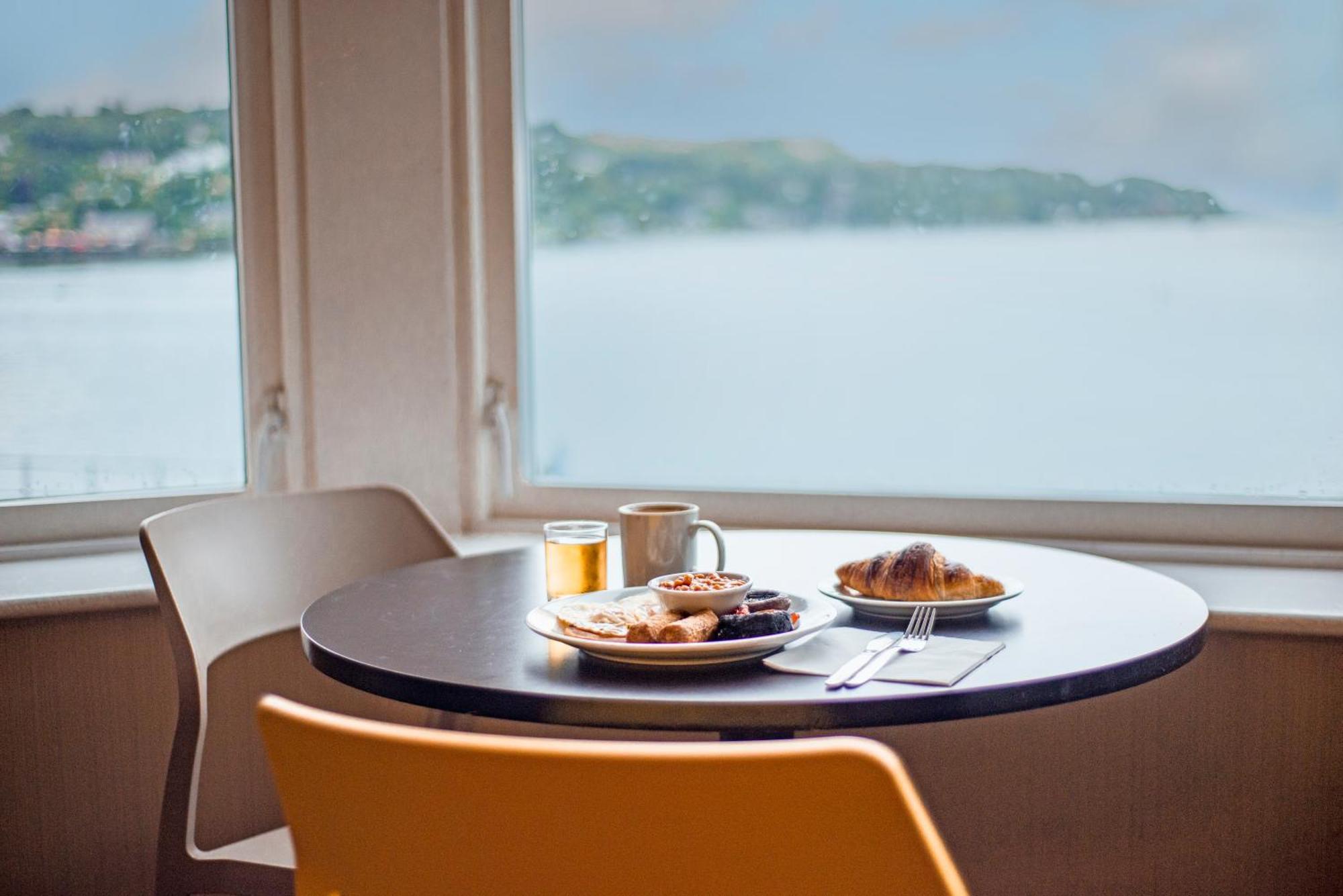 Oban Youth Hostel Kültér fotó A table with a view