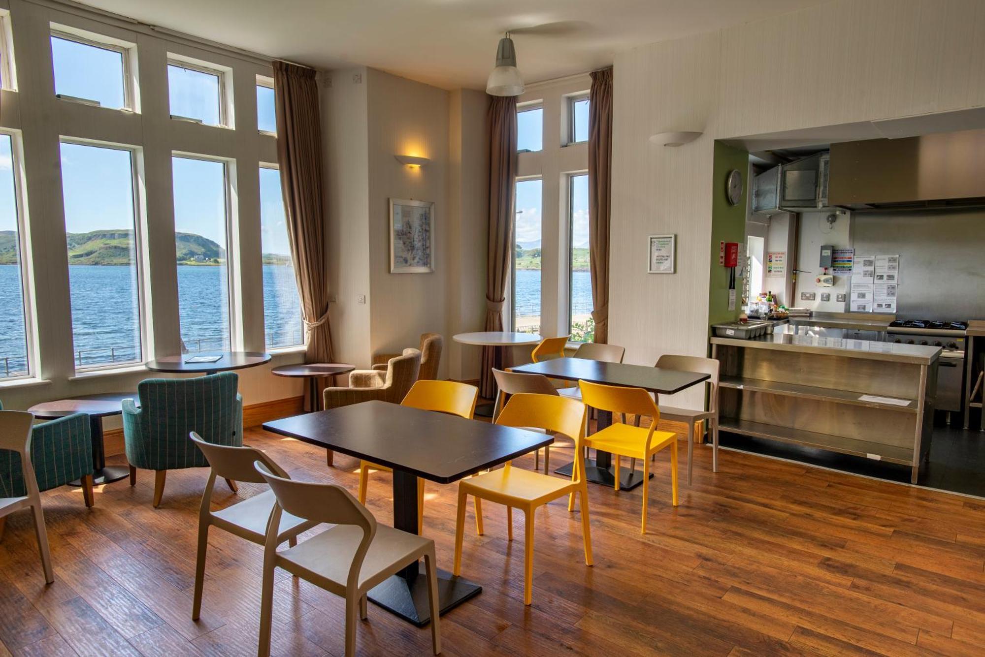 Oban Youth Hostel Kültér fotó The kitchen and dining room at the hostel