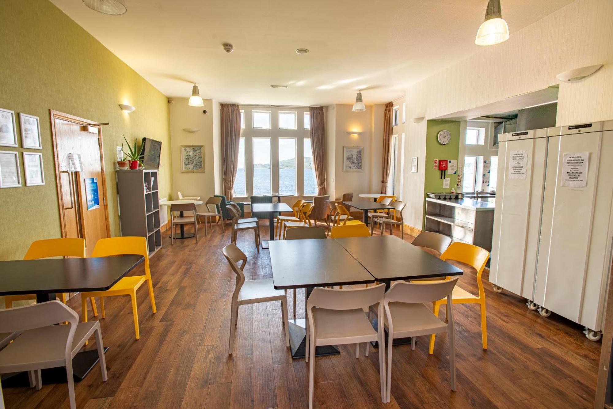 Oban Youth Hostel Kültér fotó The kitchen and dining room at the hostel